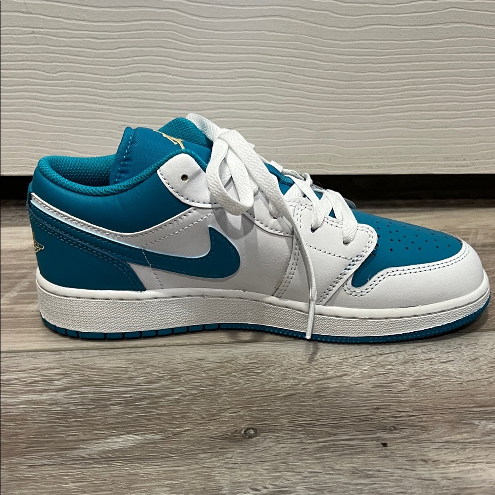 NWOT Nike Jordan 1 Low Aquatone (553560-174) Teal and White. Boys size 5Y - Picture 3 of 10